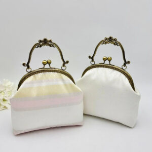 กระเป๋าผ้าไหมสีขาวงาช้าง ใบกลางหูดอกไม้