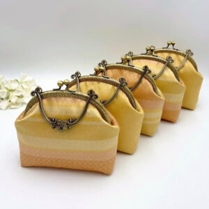 กระเป๋าผ้าไหมสีเหลือง รุ่นใบกลางหูดอกไม้