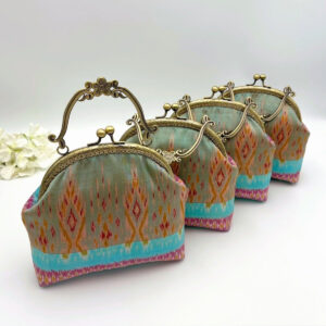 กระเป๋าผ้าไหมสีเขียวฟ้า ใบกลางหูดอกไม้