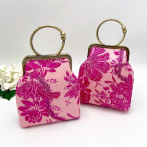 กระเป๋าผ้าไหมสีสีชมพู รุ่นใบเล็กโค้งห่วงกลม