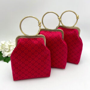 กระเป๋าผ้าไหมสีแดง รุ่นใบเล็กโค้งห่วงกลม