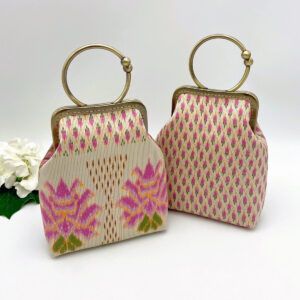 กระเป๋าผ้าไหมสีครีม ใบเล็กโค้งห่วงกลม