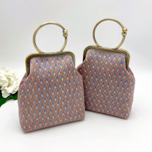 กระเป๋าผ้าไหสีน้ำเงิน ใบเล็กโค้งห่วงกลม