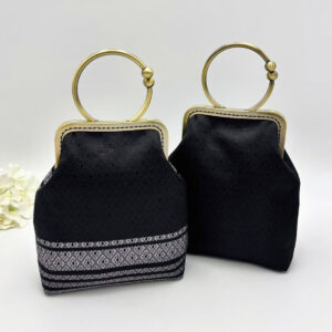 กระเป๋าผ้าไหมสีดำ รุ่นใบเล็กโค้งห่วงกลม