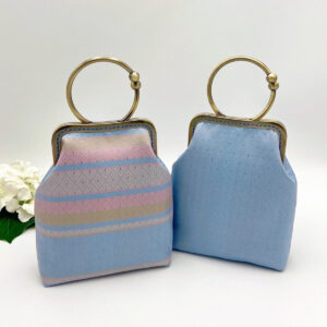 กระเป๋าผ้าไหมสีฟ้าชมพู ใบกลางหูดอกไม้