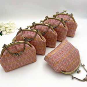 กระเป๋าผ้าไหมสีกะปิเข้ม ใบกลางหูดอกไม้