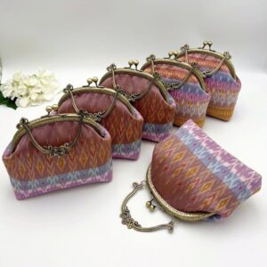 กระเป๋าผ้าไหมสีม่วง รุ่นใบกลางหูดอกไม้