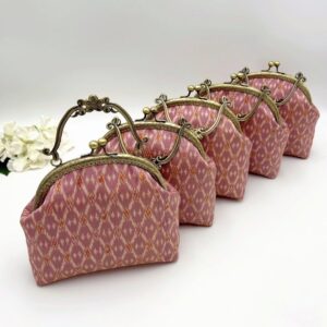 กระเป๋าผ้าไหมสีกระปิ  รุ่นใบกลางหูดอกไม้