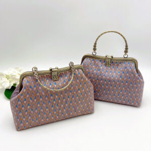 กระเป๋าผ้าไหมสีน้ำเงิน รุ่นใบกลางหูดอกไม้