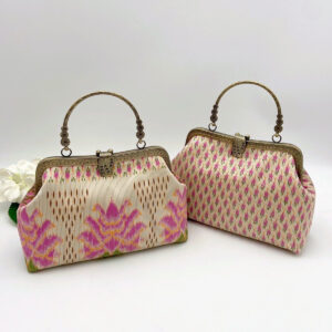 กระเป๋าผ้าไหมสีครีม รุ่นใบกลางหูดอกไม้