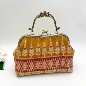 กระเป๋าผ้าไหมลายสก๊อกสีส้มอ่อน รุ่นใบกลางหูดอกไม้