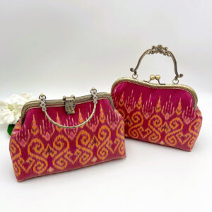 กระเป๋าผ้าไหมสีชมพู รุ่นใบกลางหูดอกไม้