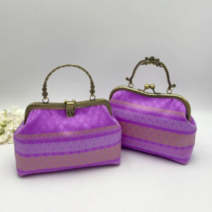 กระเป๋าผ้าไหมสีม่วง รุ่นใบกลางหูดอกไม้