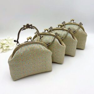 กระเป๋าผ้าไหมสีเขียว รุ่นใบกลางหูดอกไม้