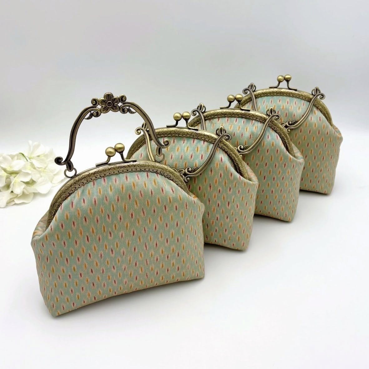 กระเป๋าผ้าไหมสีเขียว รุ่นใบกลางหูดอกไม้