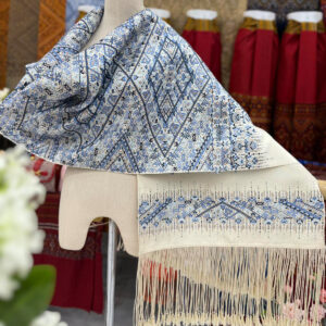 ผ้าคลุมไหล่ไหมแพรวาจกเกาะรอบเดียวด้วยไหมสี่เส้นสีขาวเกาะโทนคราม