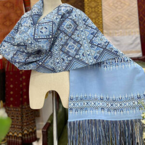 ผ้าคลุมไหล่ไหมแพรวาจกเกาะรอบเดียวด้วยไหมสี่เส้นสีฟ้าเกาะโทนคราม