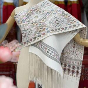 ผ้าสไบไหมแพรวาทอลายต่อเนื่องโทนสีขาว