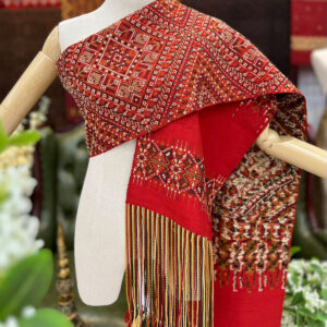 ผ้าสไบไหมแพรวาลายโบราณทอต่อเนื่องโทนสีแดง