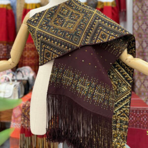 ผ้าสไบไหมแพรวาทอลายต่อเนื่องพิเศษสีแดงก่ำคลาสสิค