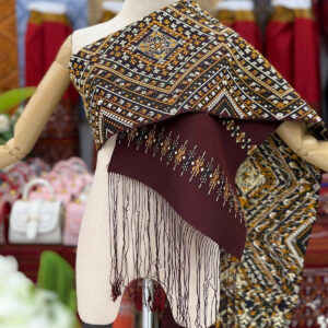 ผ้าสไบไหมแพรวาทอลายพันมหาพันจกเกาะรอบเดียวสีแดงก่ำ