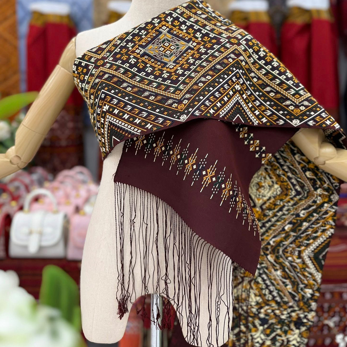 ผ้าสไบไหมแพรวาทอลายพันมหาพันจกเกาะรอบเดียวสีแดงก่ำ