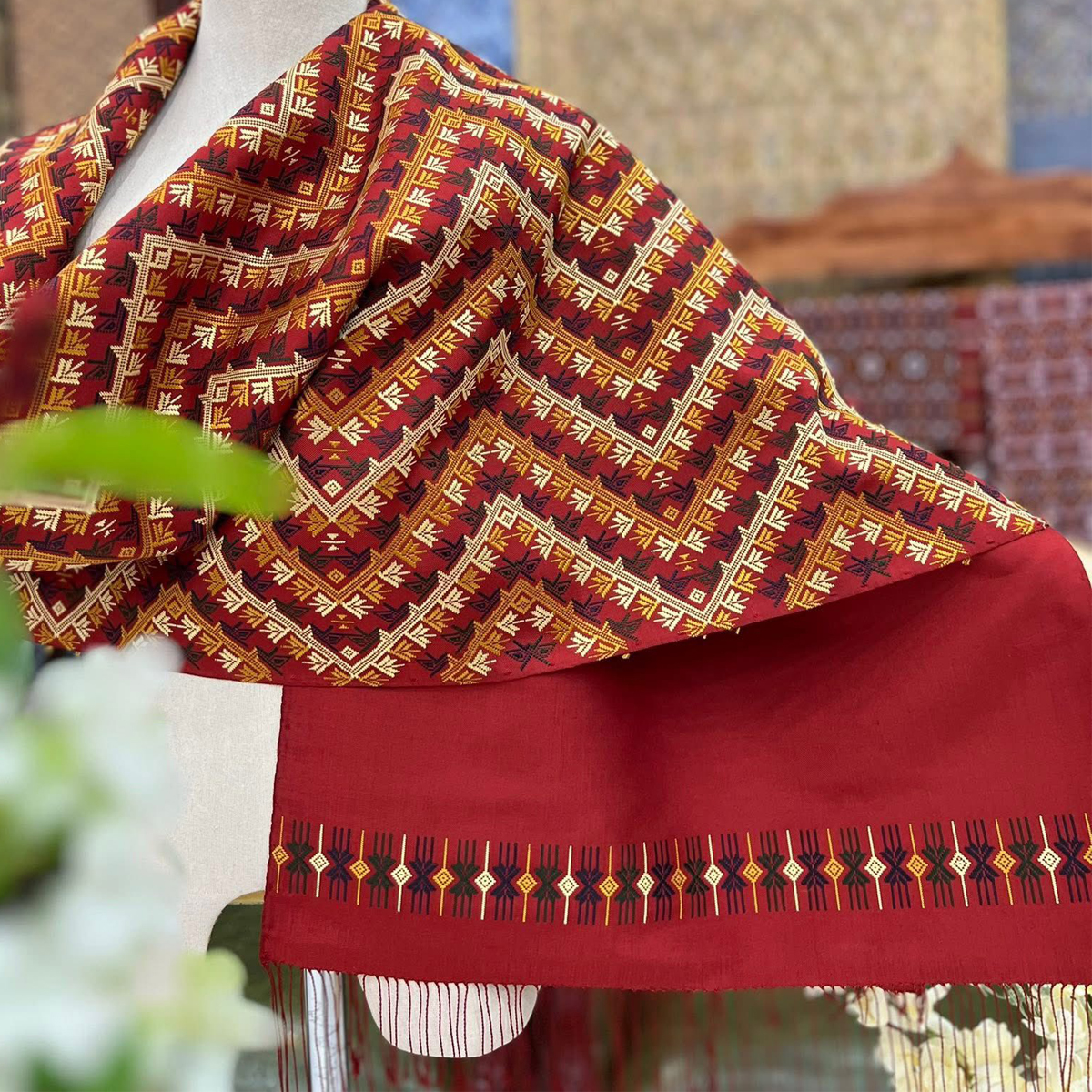 ผ้าคลุมไหล่ไหมแพรวาทอลายลายนาคไต่เครือโทนสีแดง