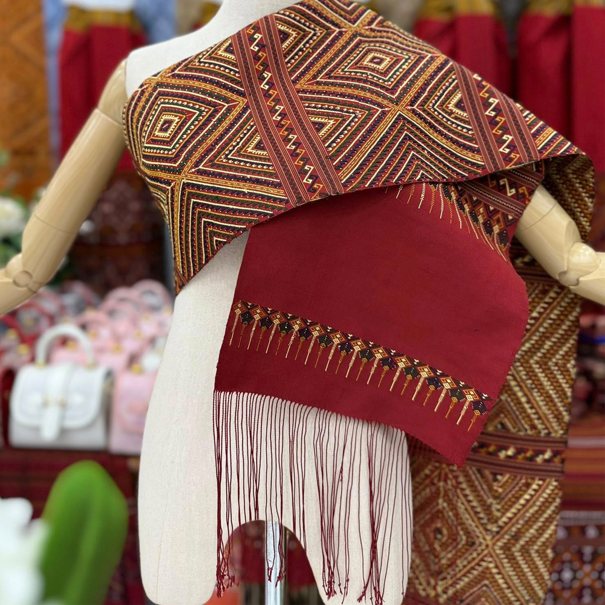 ผ้าสไบไหมแพรวาทอลายกาบแบบโบราณโทนสีแดง