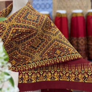 ผ้าคลุมไหล่ไหมแพรวาทอลายต่อเนื่องพิเศษโทนสีแดง