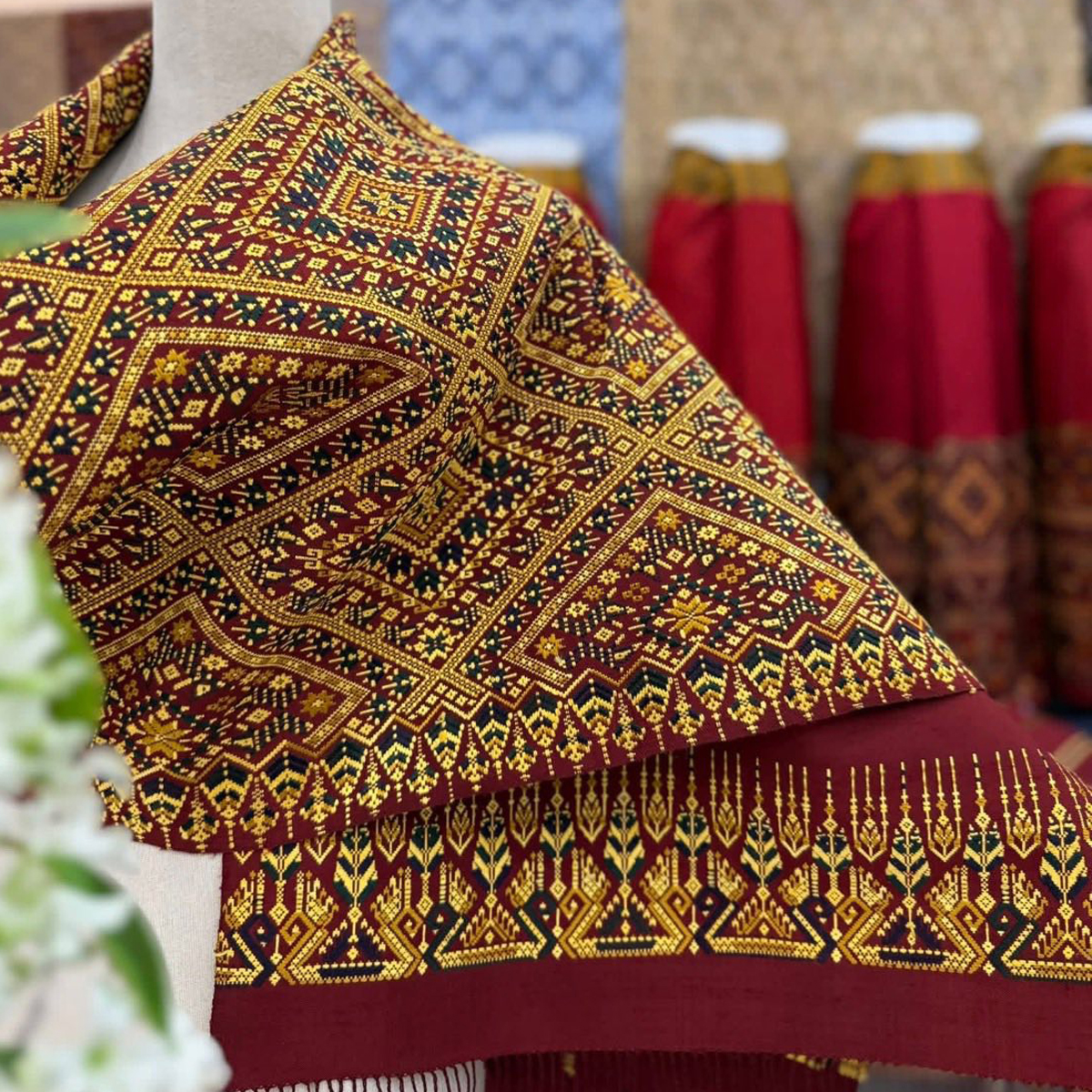 ผ้าคลุมไหล่ไหมแพรวาทอลายต่อเนื่องพิเศษโทนสีแดง