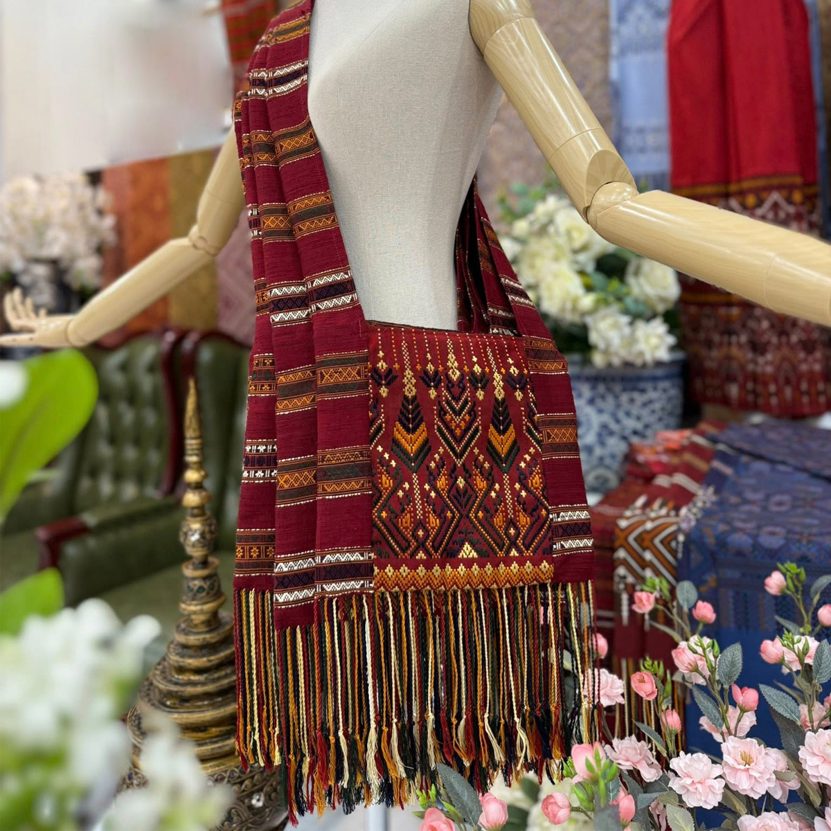 ย่ามไหมแพรวา โทนสีแดงก่ำ