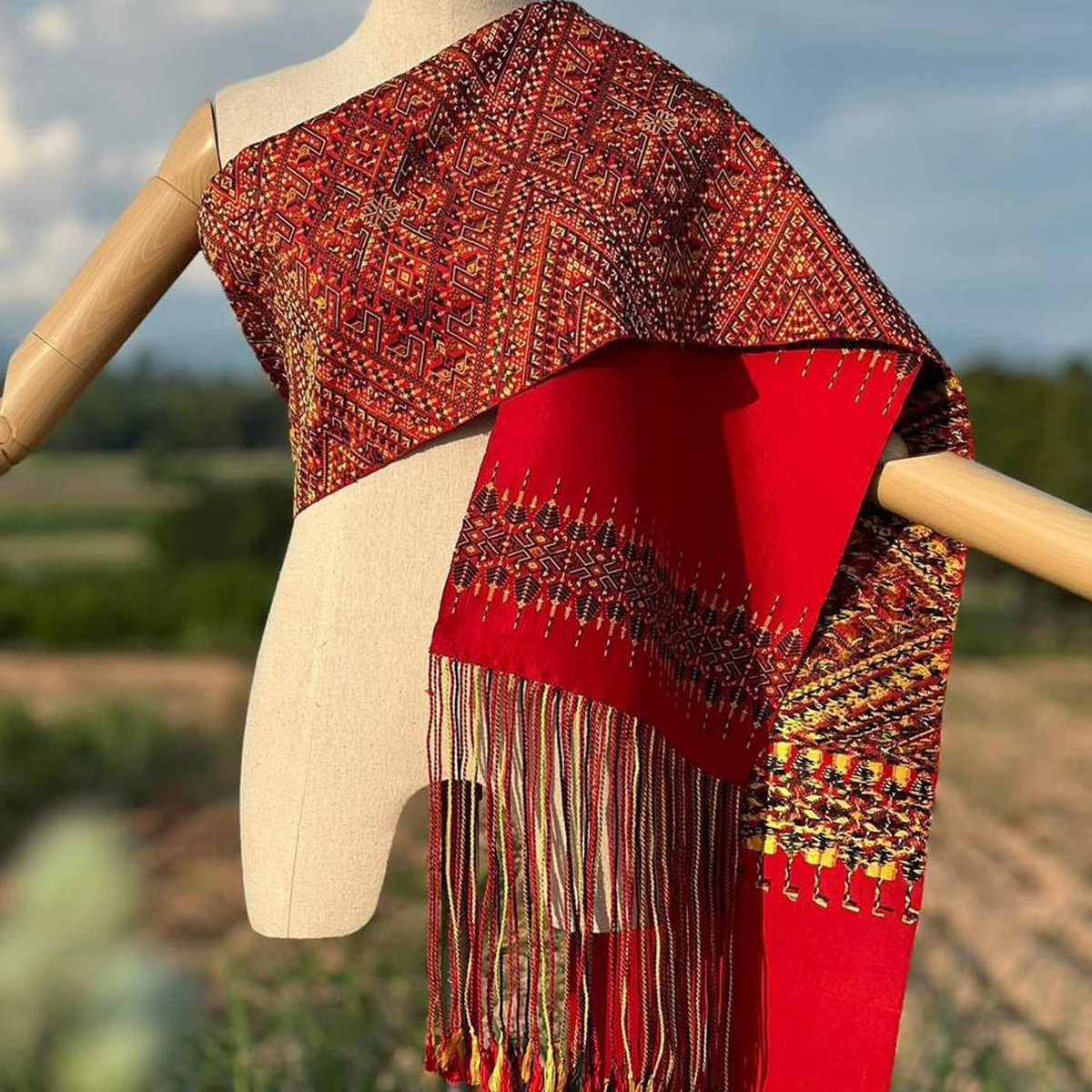 ผ้าสไบไหมแพรวาทอลายพิเศษแบบโบราณโทนสีแดงสด