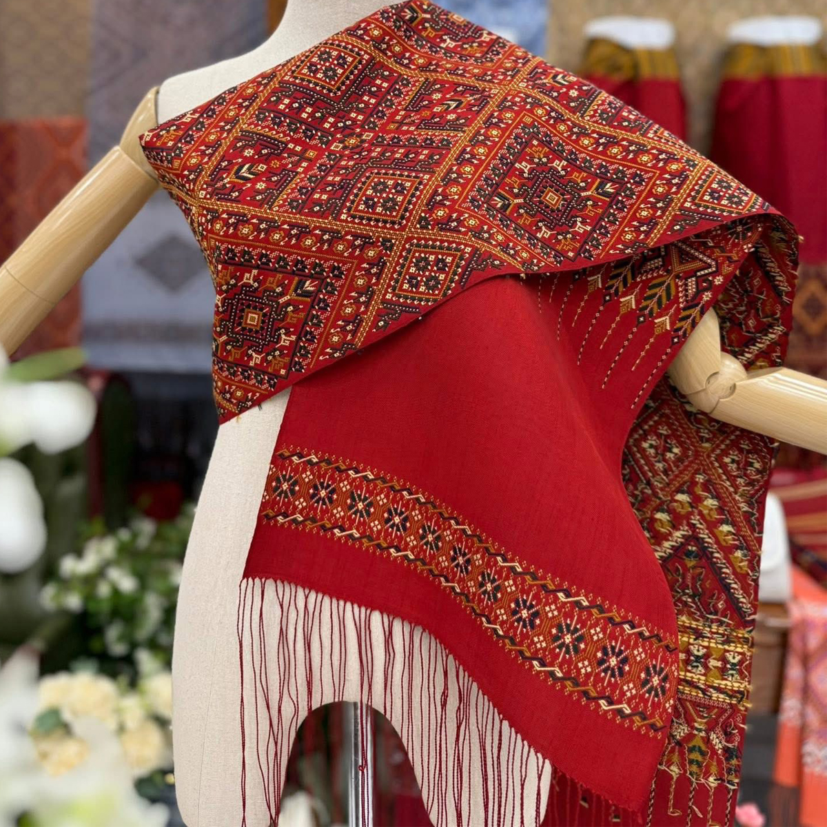 ผ้าสไบไหมแพรวาทอลายพิเศษแบบโบราณโทนสีแดงสด
