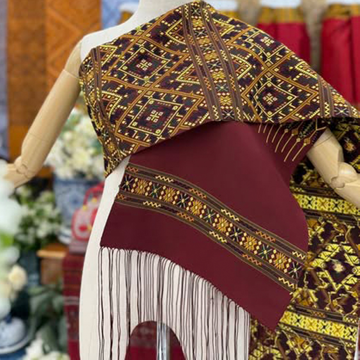 ผ้าสไบไหมแพรวาทอลายพิเศษแบบโบราณโทนสีแดงก่ำ