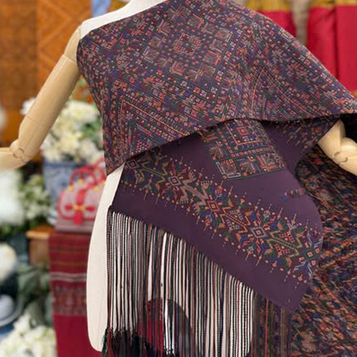 ผ้าสไบไหมแพรวาทอลายพิเศษแบบโบราณโทนสีม่วง