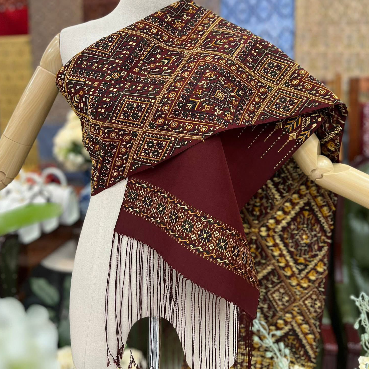 ผ้าสไบไหมแพรวาทอลายพิเศษแบบโบราณโทนสีแดงครั่ง