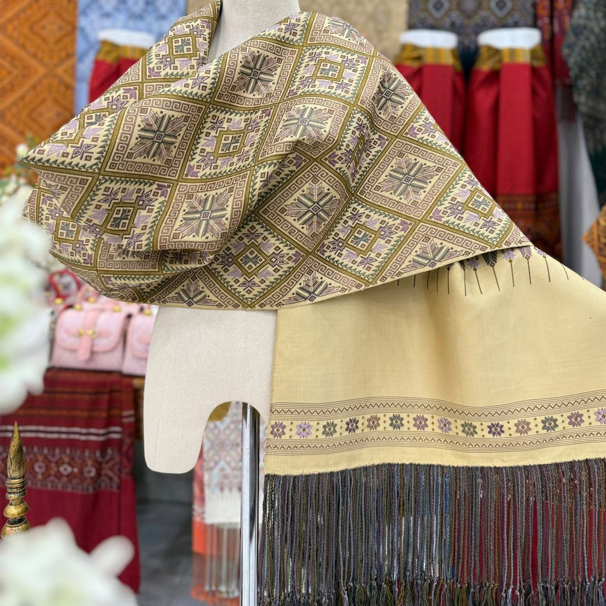 ผ้าคลุมไหล่ไหมแพรวาโทนสีครีมเหลืองสวยแบบผู้ดี