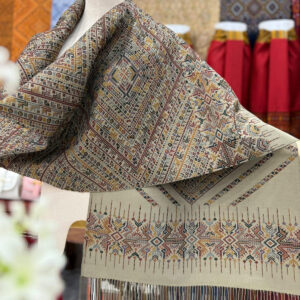 ผ้าคลุมไหล่ไหมแพรวาทอลายพิเศษโทนสีเขียวหม่น