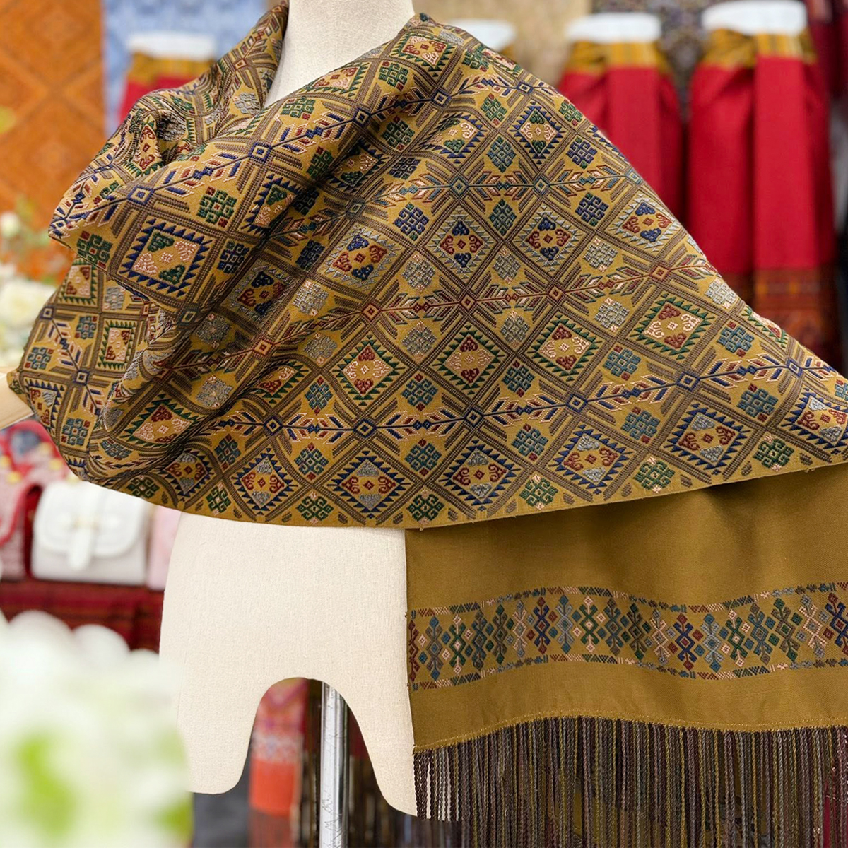 ผ้าคลุมไหล่ไหมแพรวาจกเกาะรอบเดียวด้วยไหมลายโบราณโทนสีเส้นสีเหลืองทอง