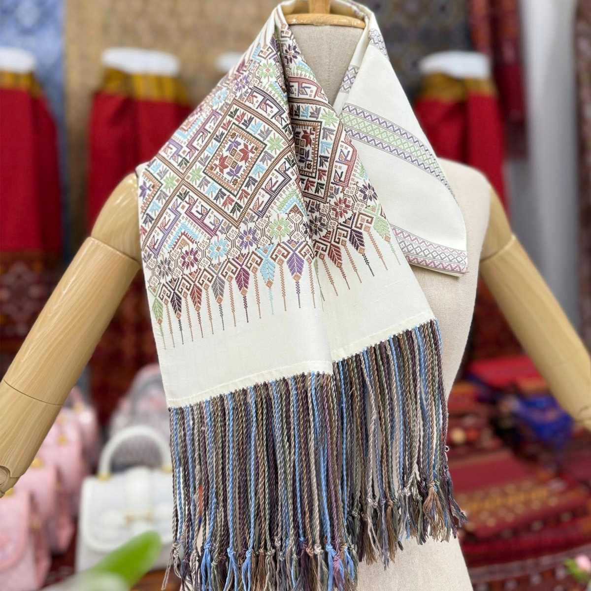 ผ้าพันคอคล้องคอไหมแพรวา โทนสีขาว