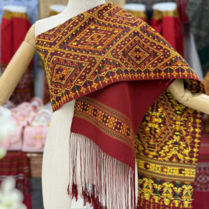 ผ้าสไบไหมแพรวาทอลายพิเศษต่อเนื่องโทนสีแดงเลือดนก