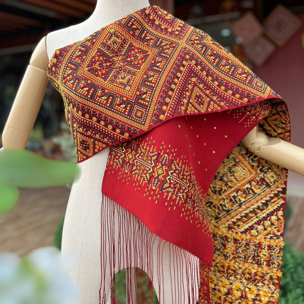 ผ้าสไบไหมแพรวาทอลายต่อเนื่องโทนสีแดง