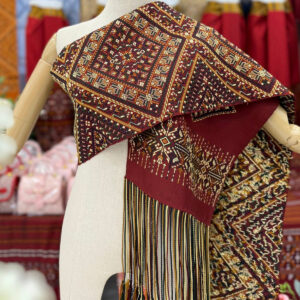 ผ้าสไบไหมแพรวาทอลายต่อเนื่องโทนสีแดงคลาสสิก