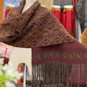 ผ้าคลุมไหล่ไหมแพรวาทอดอกลายโบราณโทนสีเมล็ดมะขาม