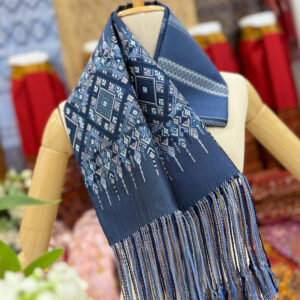 ผ้าพันคอคล้องคอไหมแพรวา โทนสีคราม