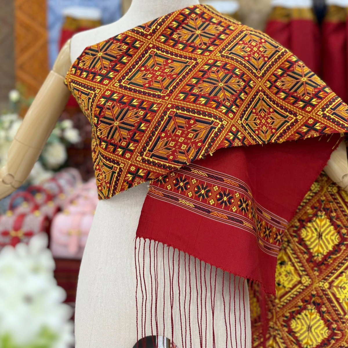 ผ้าสไบไหมแพรวาทอพิเศษพันมหาพันทอต่อเนื่องโทนสีแดง