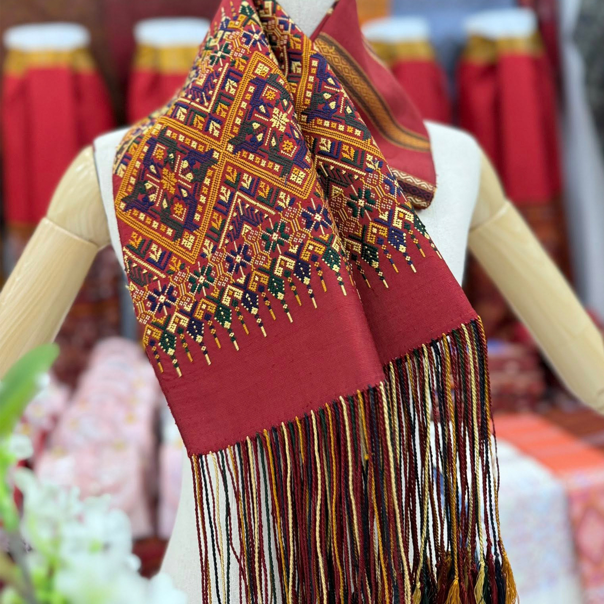 ผ้าพันคอคล้องคอไหมแพรวา โทนสีแดง