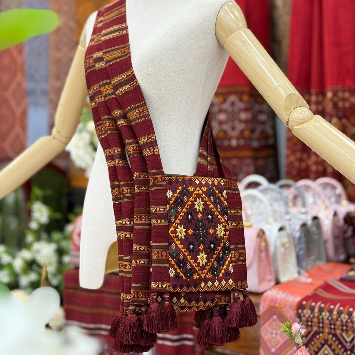 ย่ามไหมแพรวา โทนสีแดงก่ำ