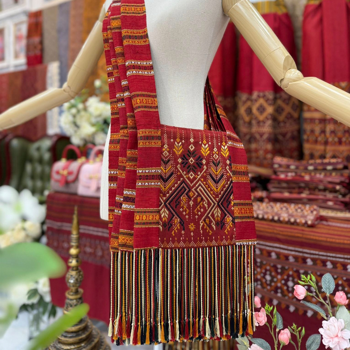 ย่ามไหมแพรวา โทนสีแดงสด