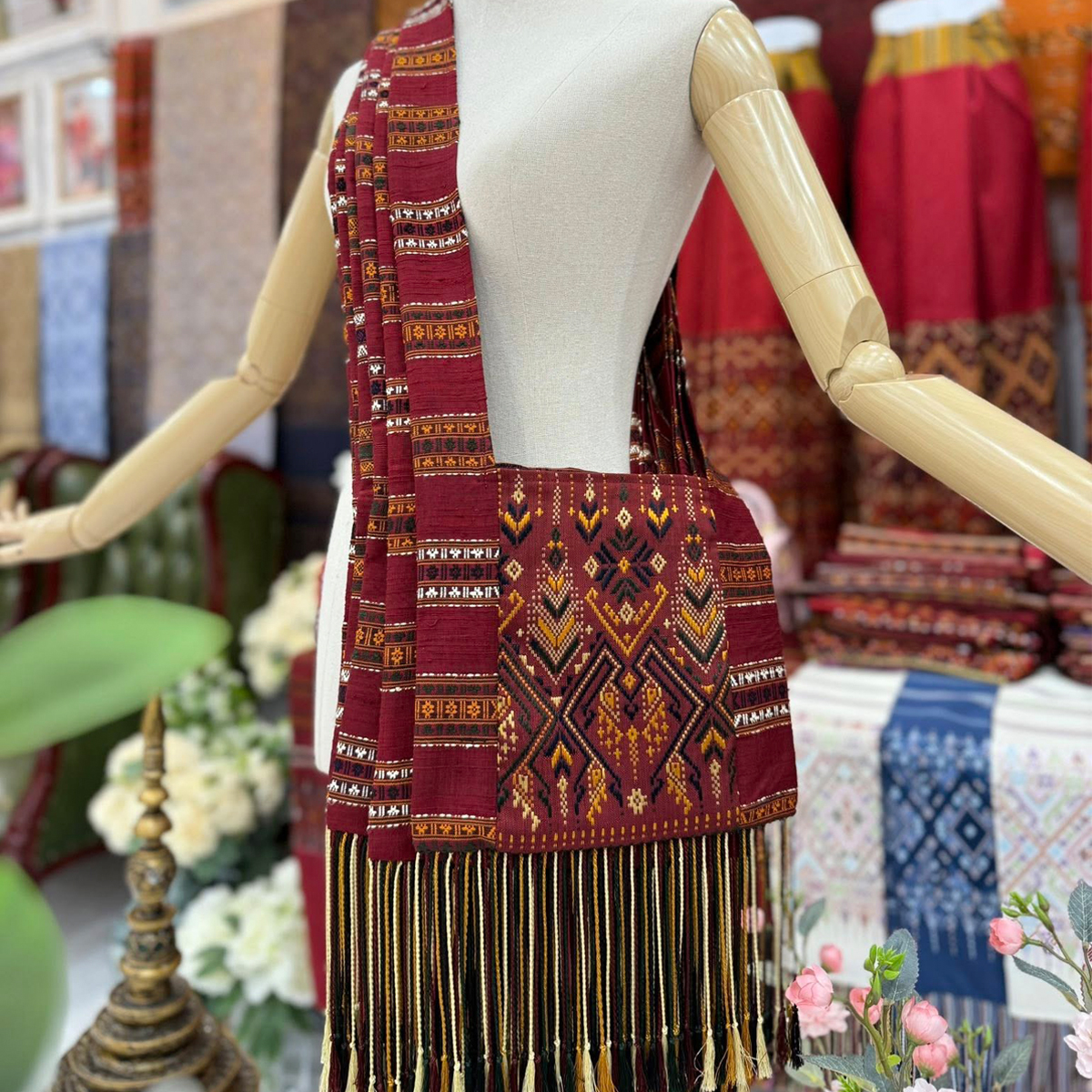 ย่ามไหมแพรวา โทนสีแดงสด